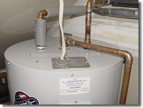 Anode equipped hot water tank